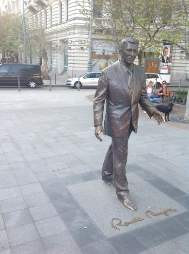 Yes Ronald Reagan statue is in the main square?